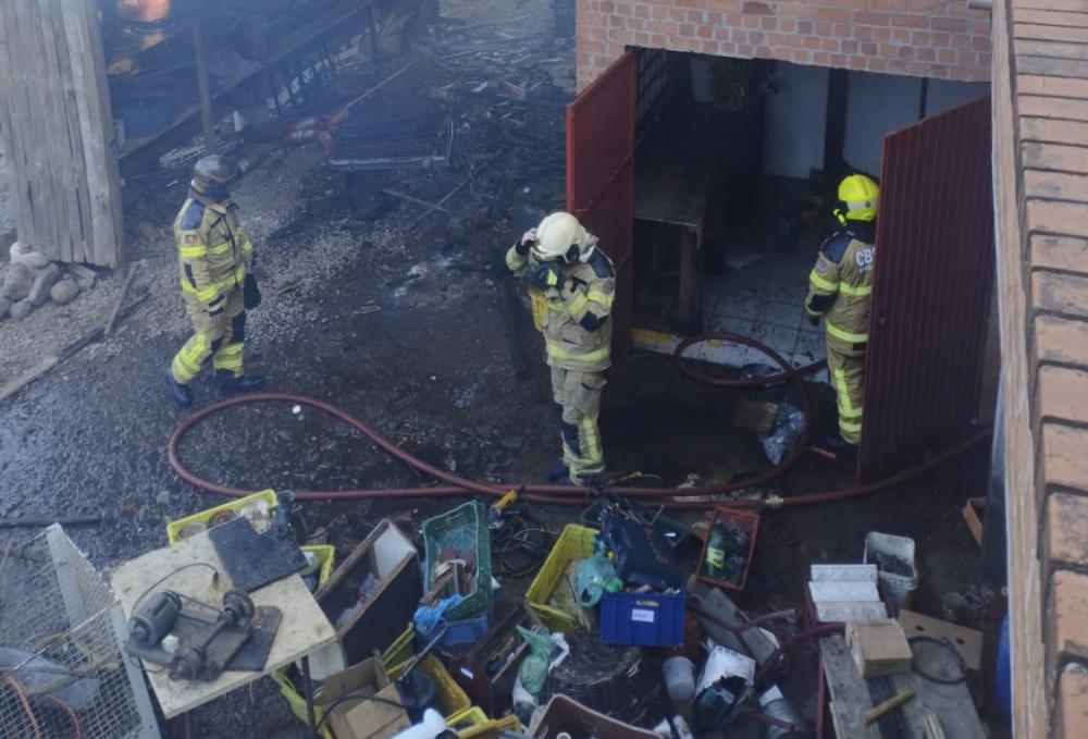 Incêndio destrói casa de funcionários da Cachaçaria Bucco em Bento Gonçalves