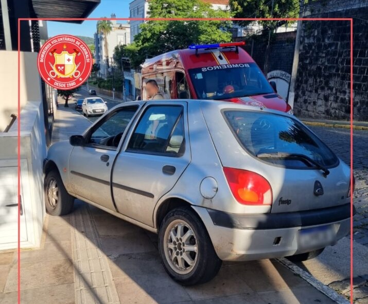 Motorista fica ferido após colidir veículo contra muro, em Garibaldi