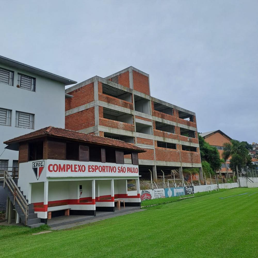 A obra está em andamento desde 2021 e a promessa de entrega é para abril de 2024. Crédito: Leitor/NB Notícias