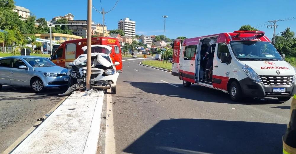 Acidente entre dois veículos deixa três feridos em Bento Gonçalves