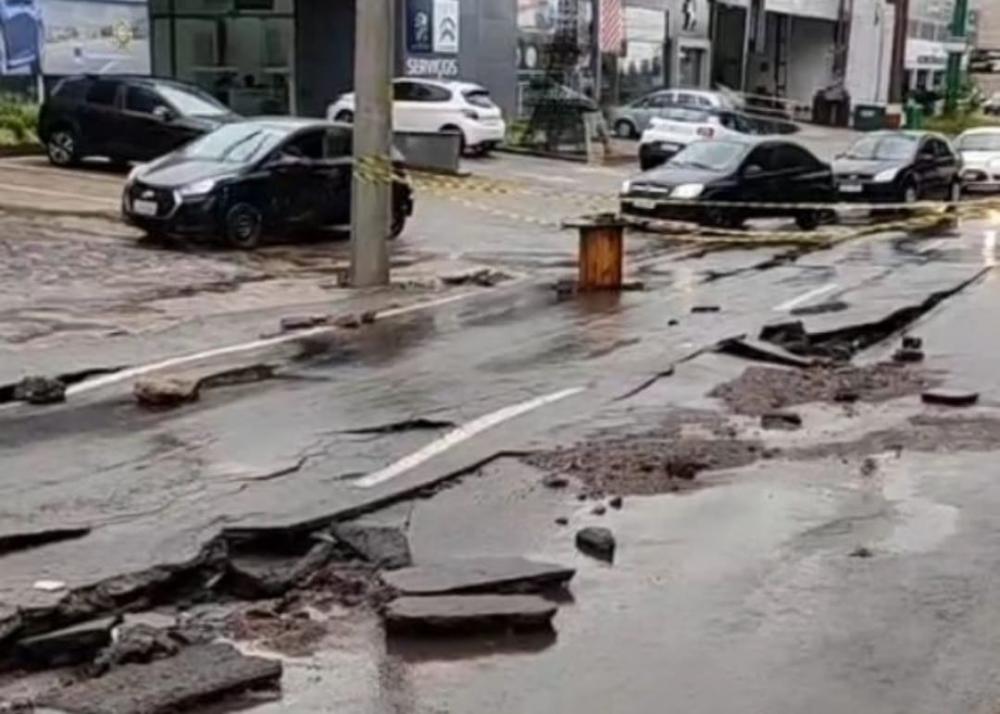 Várias ruas tiveram o asfalto estragado pelas inundações - Fotos: Divulgação