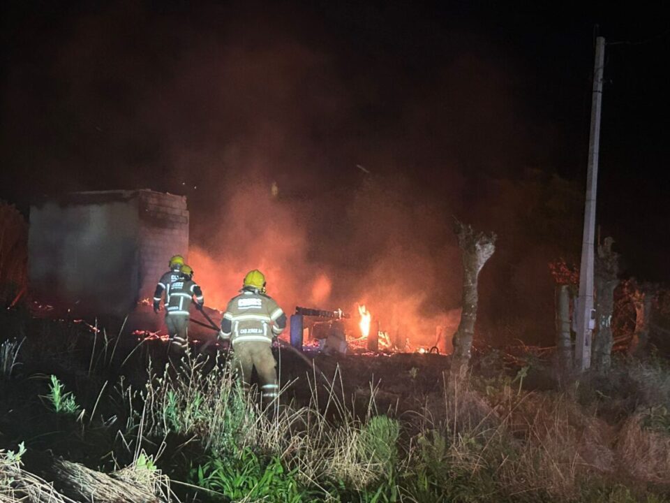 Incêndio destrói residência no interior de Farroupilha