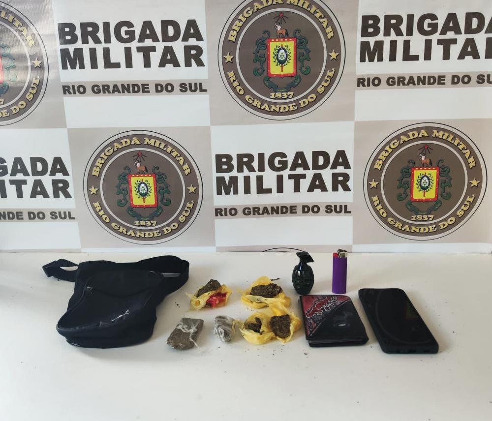 Brigada Militar prende homem por tráfico de drogas durante fiscalização de trânsito, em Farroupilha