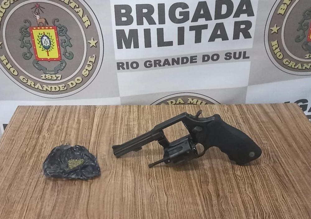 Dois homens são presos por porte ilegal de arma, resistência e posse de drogas, em Farroupilha