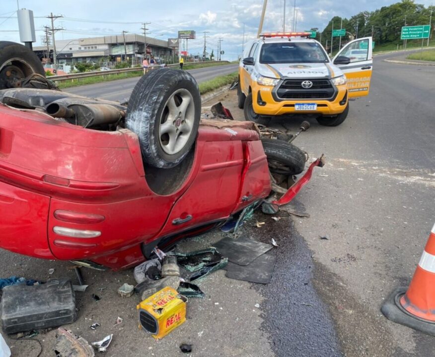 Veículo capota após motorista perder controle na RSC-453, em Farroupilha