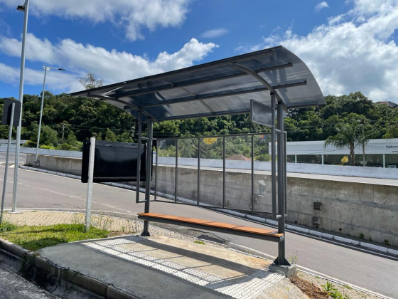 Prefeitura realiza troca e manutenção de abrigos de ônibus em diversos bairros de Bento