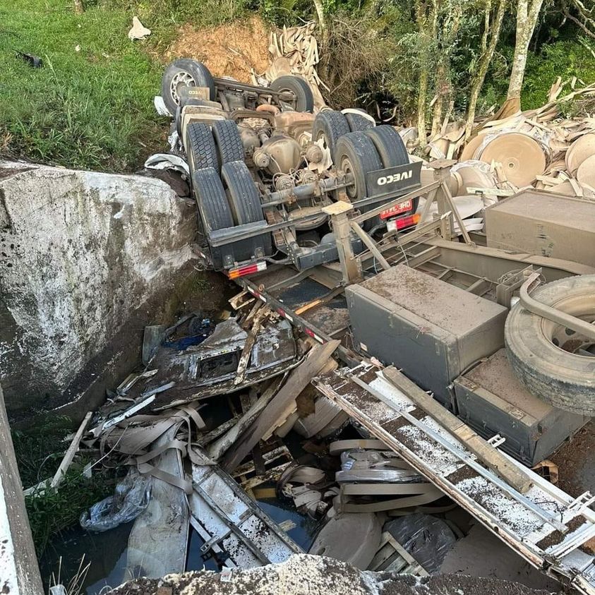 Motorista ficou gravemente ferido após o tombamento do caminhão - Foto: Bombeiros Voluntários de Antônio Prado
