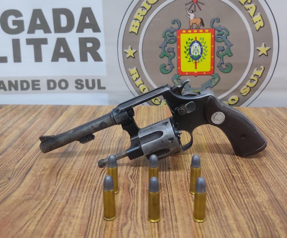 Homem é preso por porte ilegal de arma de fogo após ameaçar vizinho