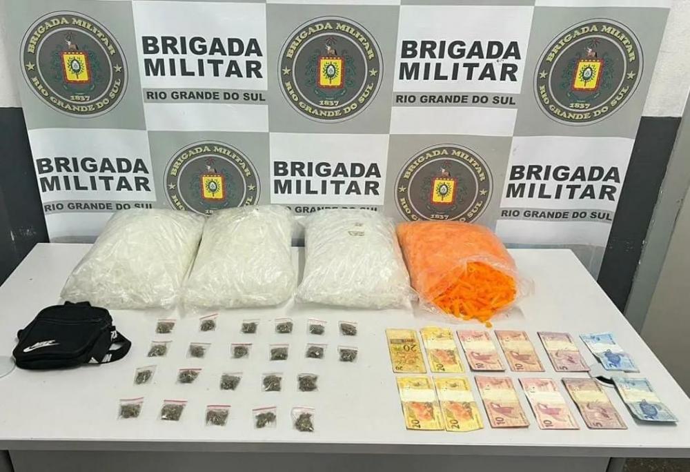 Material apreendido na residência do homem, de 24 anos. Crédito: Divulgação/4ºBPChq