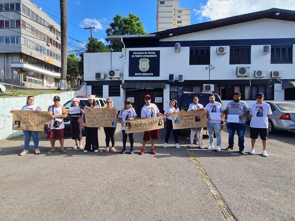 Família faz protesto em prol de jovem desaparecida em Bento Gonçalves
