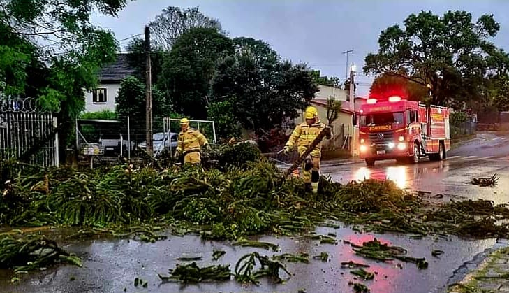 Bombeiros trabalharam bastante na tarde/noite deste domingo em Bento Gonçalves - Foto: Rádio Difusora/Divulgação