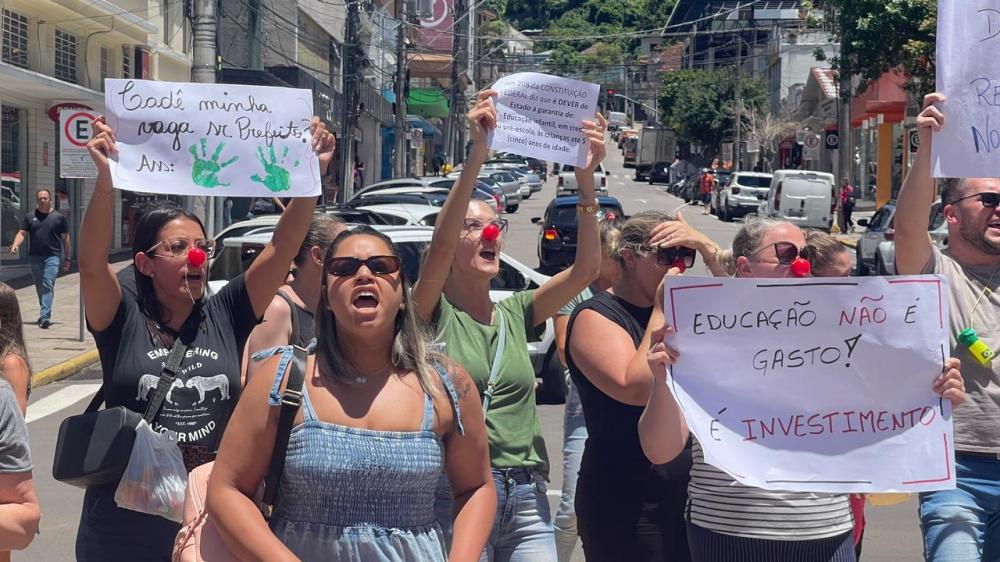 Embaixo de um forte sol, pais se reuniram para cobrar explicações do poder público na manhã desta segunda-feira, 15. Crédito: Marcelo Dargelio/NB