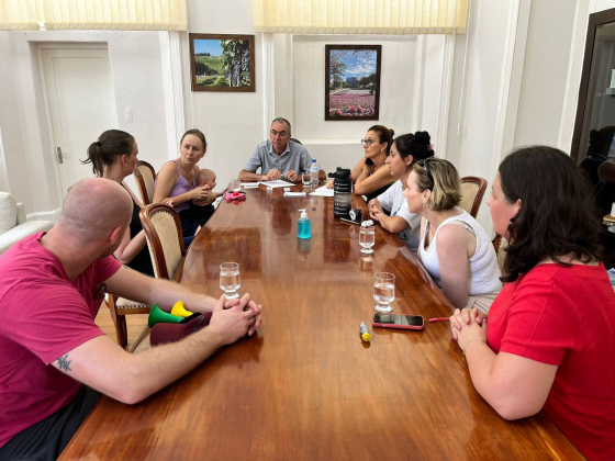 Registro da reunião desta segunda-feira, 15, após a manifestação dos pais em frente a Prefeitura. Crédito: Divulgação