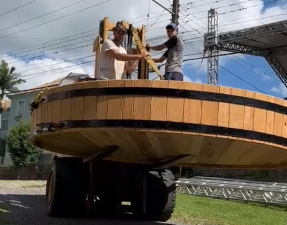 Mastela gigante tem 3 metros de diâmetro e irá receber até 30 pessoas para pisa da uva - Foto: Divulgação