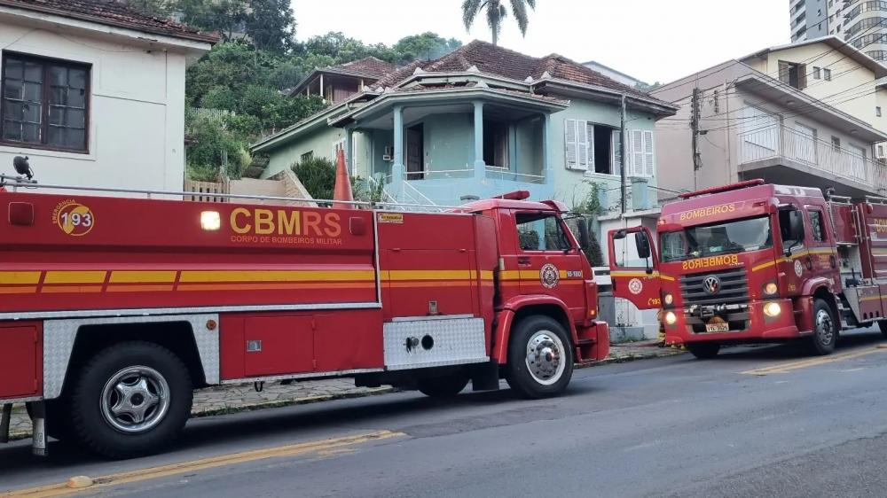 Bombeiros combatem incêndio em residência abandonada em Bento Gonçalves
