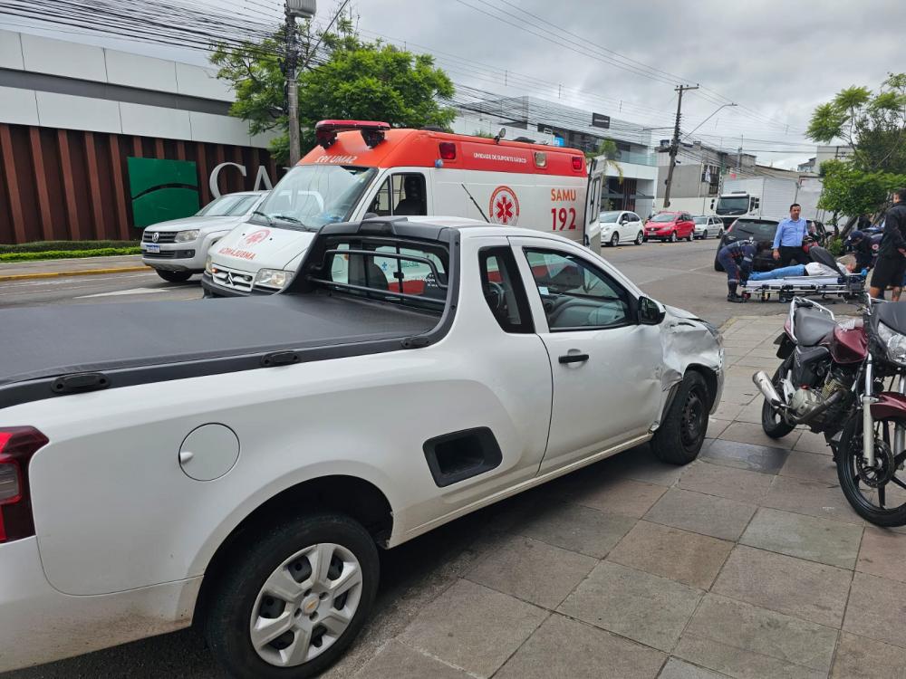 Acidente de trânsito deixa motociclista ferido na Avenida Osvaldo Aranha, em Bento Gonçalves