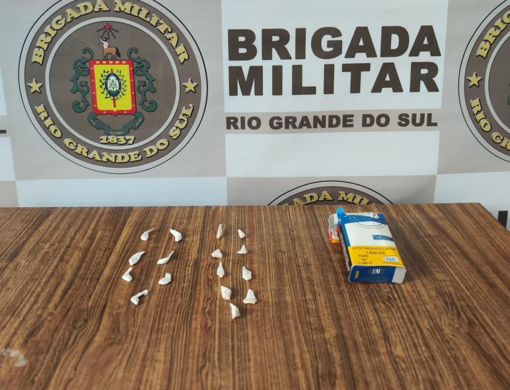 Adolescente é apreendido com porções de crack e cocaína em Farroupilha