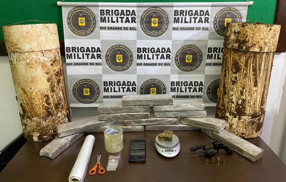 Homem é preso com 12 tijolos de maconha e arma roubada, em Vila Flores