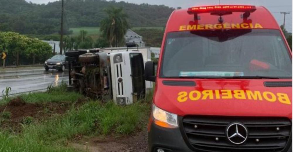 Caminhão com placas de Bento tomba na rodovia em Marau