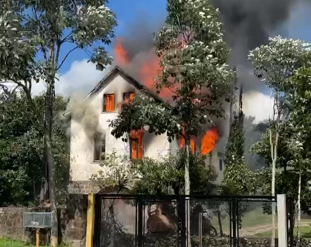 Chamas se alastraram e consomem o imóvel na Linha Sertorina - Foto: Divulgação