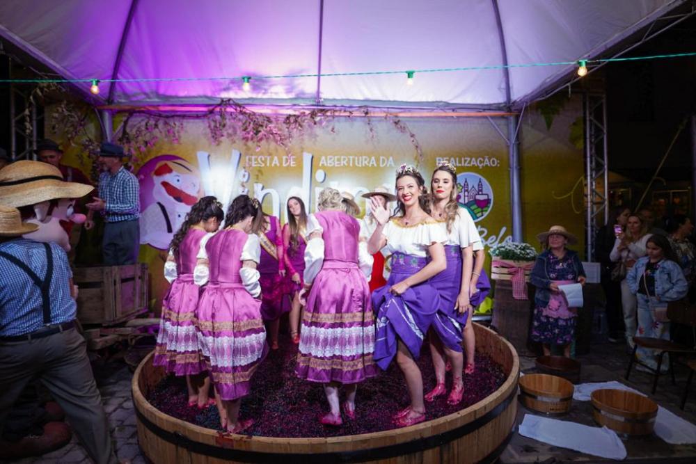 Soberanas fizeram a tradicional pisa da uva na mastela gigante - Fotos: Vagão Filmes/Divulgação