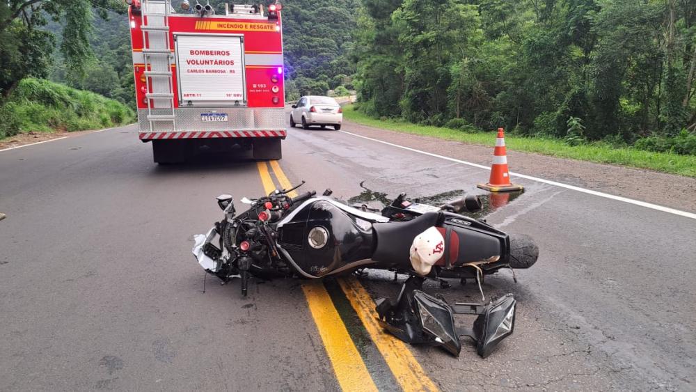 Acidente de trânsito deixa motociclista gravemente ferido em Carlos Barbosa