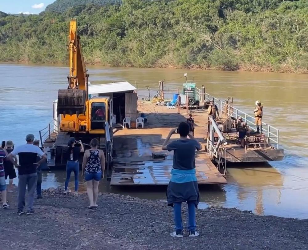 Um grande número de pessoas foi recepcionar a balsa - Foto: Divulgação