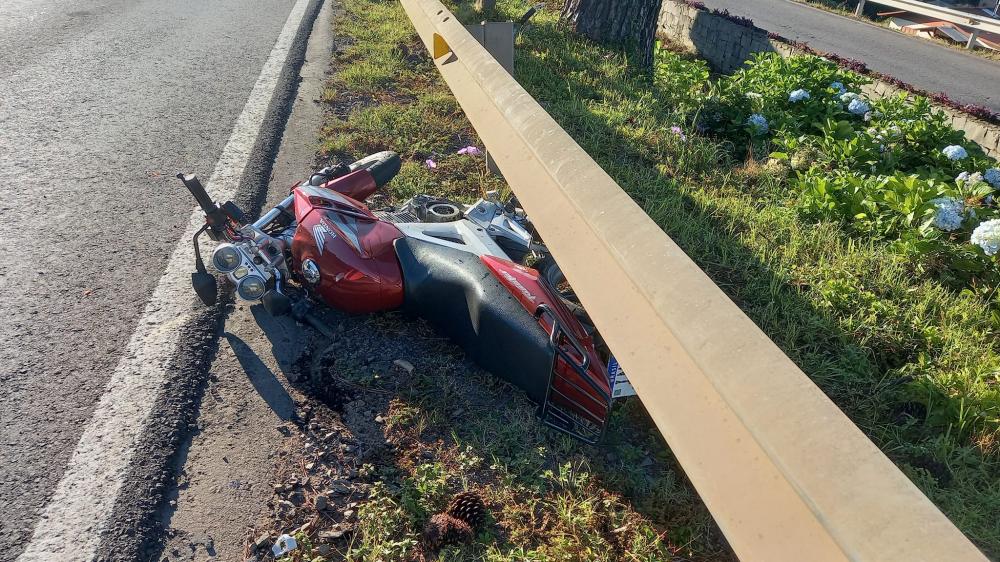 Motociclista foi levado ao hospital mas não corre risco de morte - Foto: João Paulo Deluca/Rádio Garibaldi FM/Divulgação