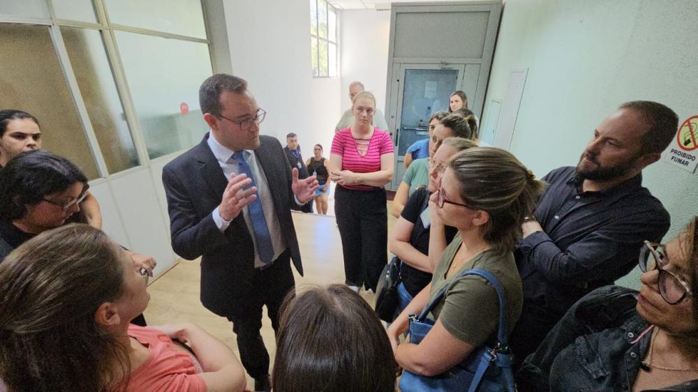 Pais rodearam o Prefeito Diogo Siqueira para cobrar soluções sobre as vagas. Crédito: Marcelo Dargelio/NB