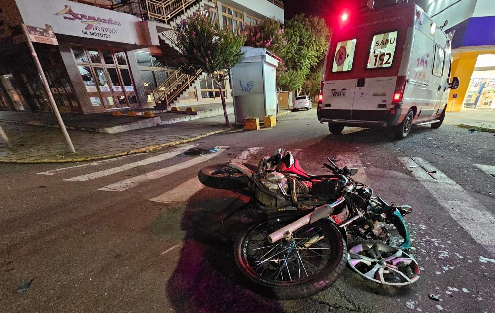 Condutor da motocicleta sofreu fratura no pulso e foi levado para o hospital - Fotos: NB Notícias