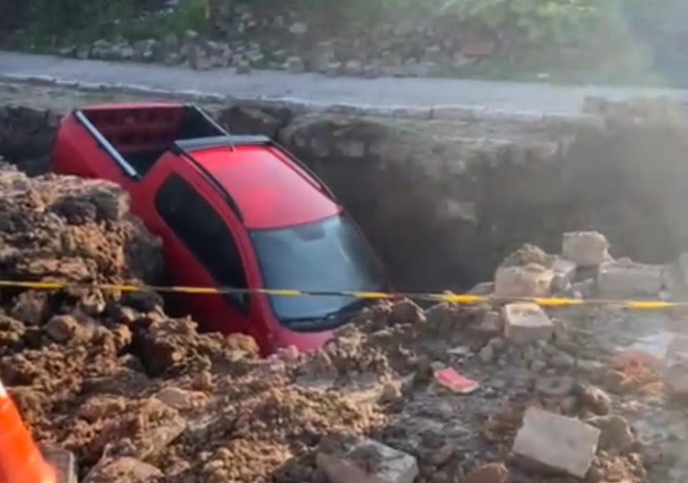 Veículo cai em buraco de obra em Bento Gonçalves