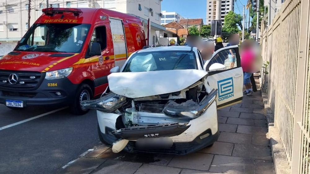 Acidente no Centro de Farroupilha deixa motorista ferido
