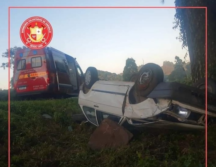 Carro capota às margens da RSC-453, em Garibaldi