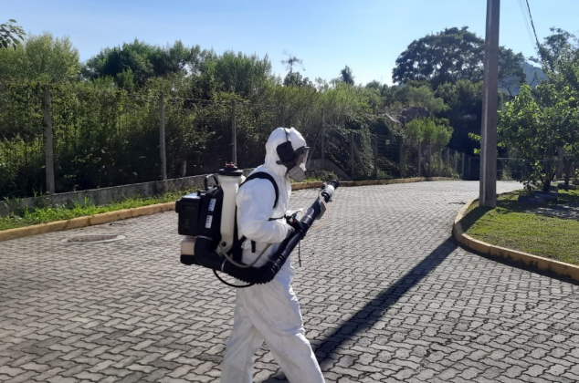 É reforçado que o uso do fumacê só é realizado em locais com doentes confirmados com dengue e se houver presença de Aedes aegypti verificada na pesquisa feita pelos agentes. Crédito: Divulgação/Assessoria de Comunicação da Prefeitura