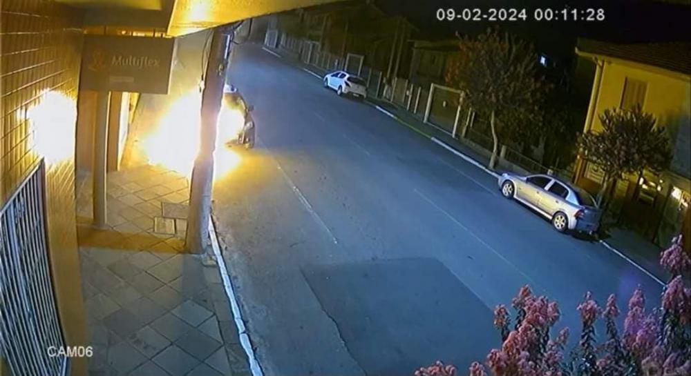 Adolescentes são apreendidos após incendiarem carro em Garibaldi