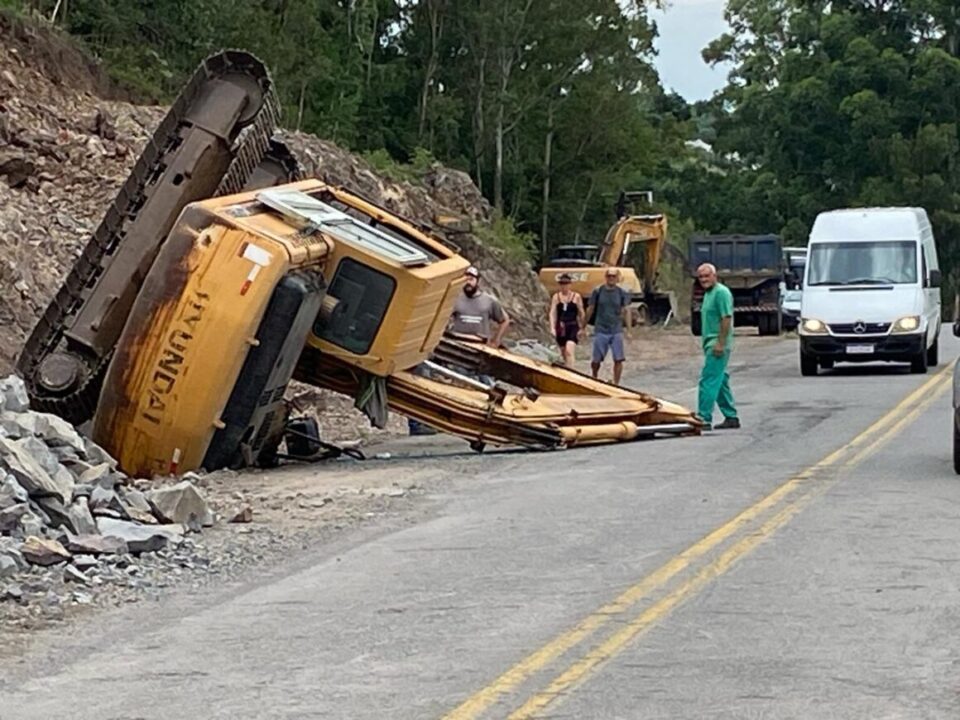 Escavadeira tomba em obra na Rodovia dos Romeiros, em Farroupilha