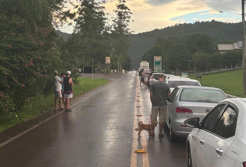 Filas quilométricas e várias horas de espera marcaram o domingo de muitas famílias - Fotos: Kyndermam Bagnara/Divulgação