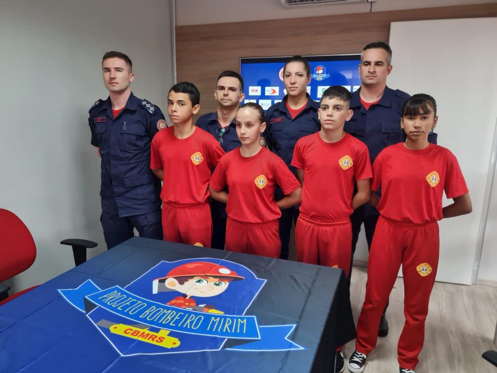 Luis Fernando, Isabeli, Diogo e Pérola são os alunos que se destacaram em 2023 e que permanecerão no projeto em 2024 / Foto: Kévin Sganzerla