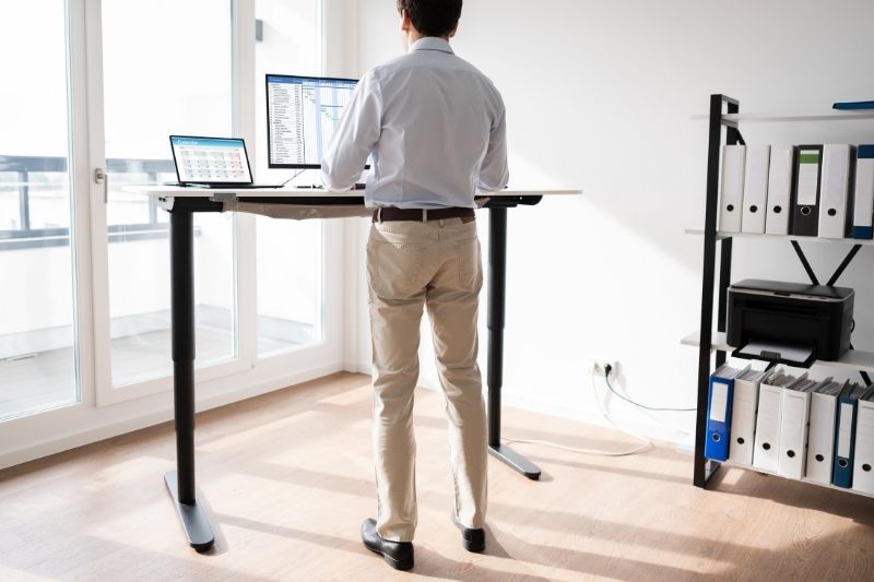 Mesas com regulagem de altura estão crescendo no mundo corporativo