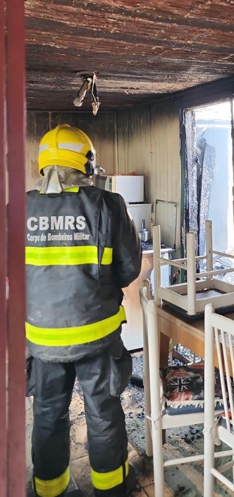 Casal busca doações após perder tudo em incêndio no bairro Tancredo Neves