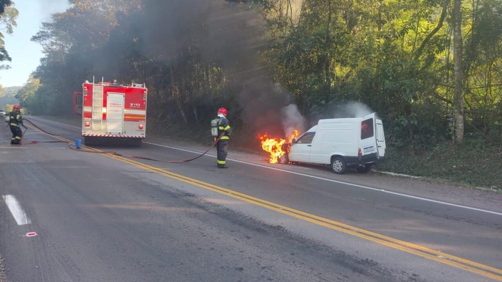 Bombeiros combatem incêndio em veículo na ERS-446, em Carlos Barbosa