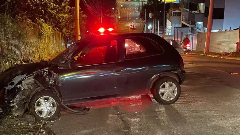 Após capotar veículo, ocupantes fogem do local em Bento Gonçalves