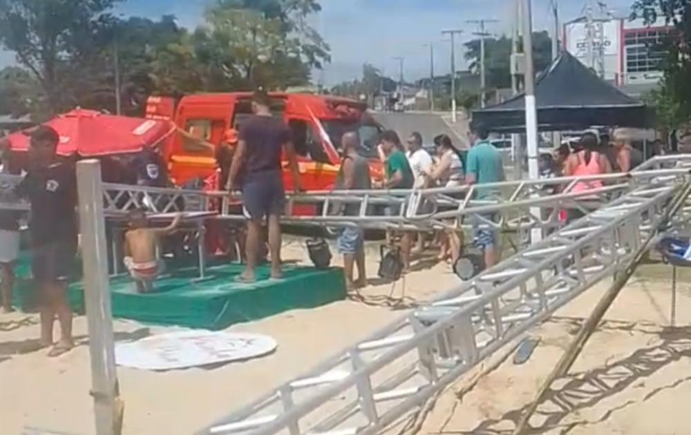 Jovens ficam feridas em queda de estrutura em concurso de beleza