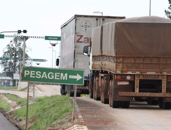 Caminhão é interceptado com quase 17 toneladas de excesso de peso em Veranópolis