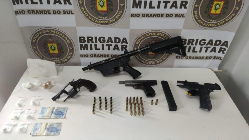 Homem é preso com armas utilizadas em roubo de veículo em Farroupilha