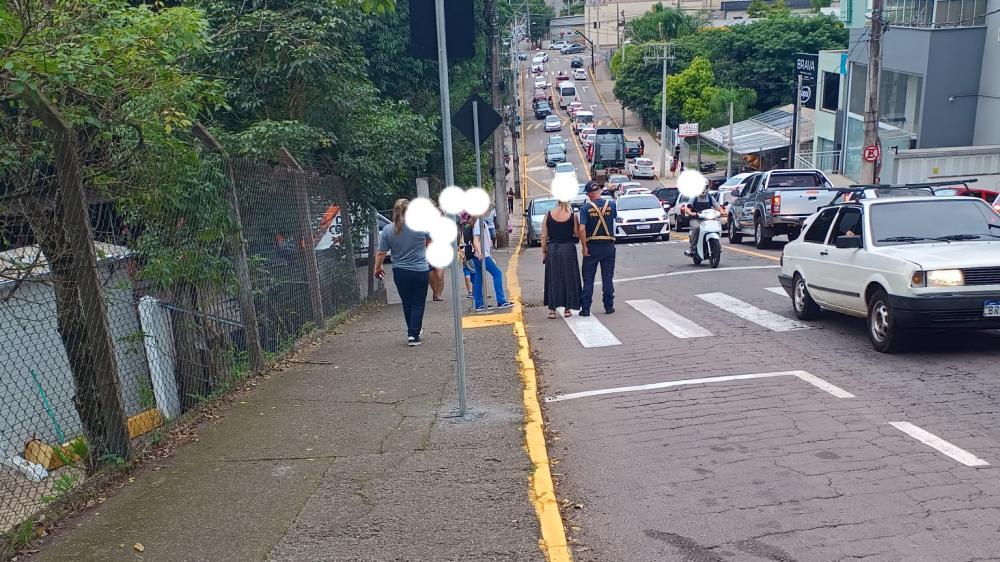 Pais reclamam da retirada do estacionamento em frente à Escola Alfredo Aveline