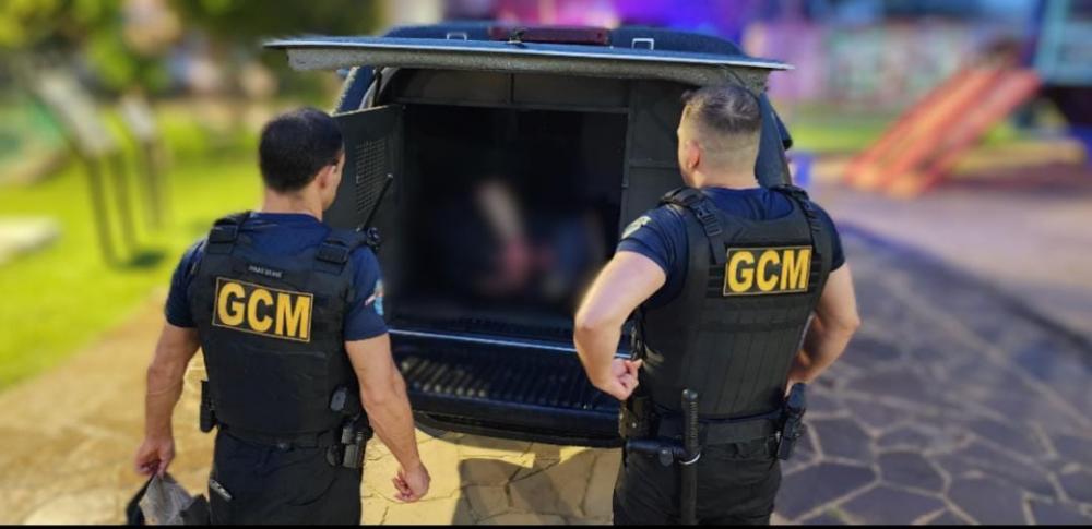 Homem é detido após andar pelado em praça de Bento Gonçalves