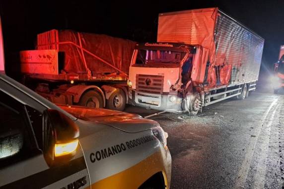 Acidente entre caminhões e carreta deixa três feridos na ERS-122, em Farroupilha