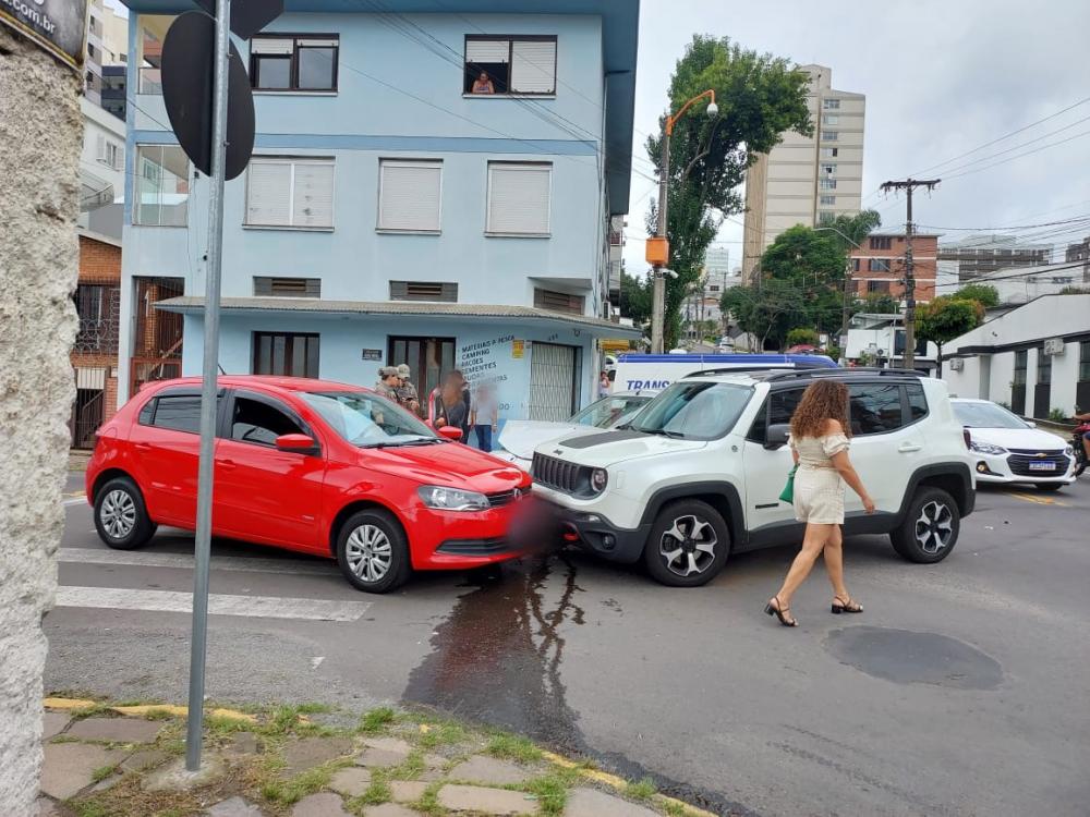 Colisão entre três veículos é registrada na área central de Bento Gonçalves