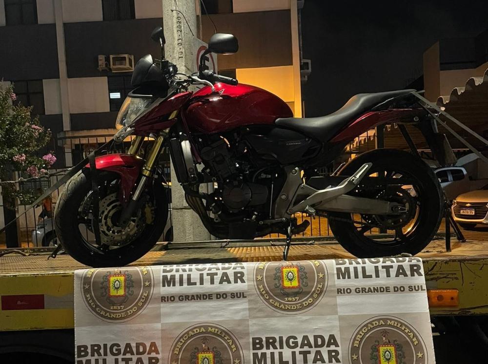 Motociclista é preso por direção perigosa e desobediência em Farroupilha